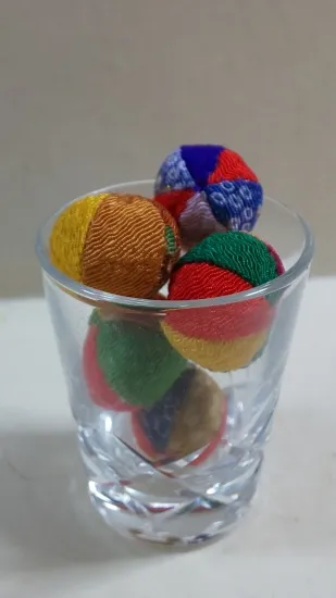 ちりめん細工　小さな鞠（切子ガラス入り）