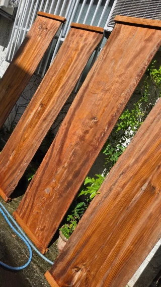 暑い日々や台風などでお手入れを怠ってた松の木の干し板を洗いました(^-^)v

芭蕉の繊維がねり剤との絡みでかなりへばり付いてて、ブラシでごしごし(((^^;)

固い木なので木目はまだまだでておらずあと十年は使い込まないとかな？

あのギラギラ太陽の夏から少し暑さも和らいで日が落ちるとしのぎ易くなってきた感！

そういえば夏の終わりの赤トンボみかけなけなった〜(((^^;)

#琉球松
#干し板
#washiクラフト館 
#沖縄の手漉き和紙
#芭蕉紙